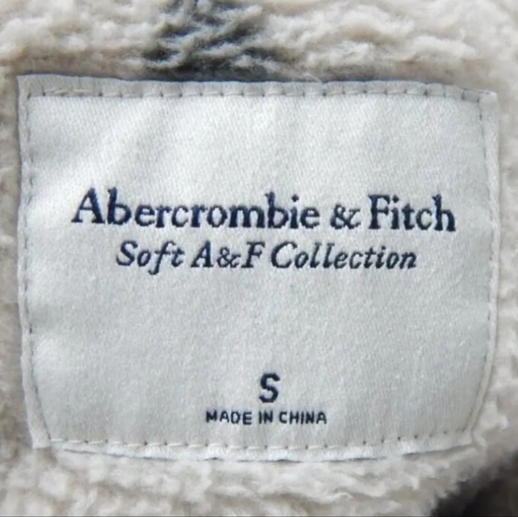 Abercrombie and Fitch Leopard Soft A&F Half Zip Fleece - Picture 2 of 3